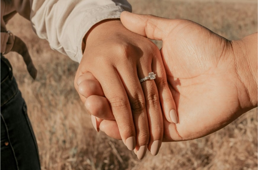 Ceremonia de boda - foto pareja tomados de las manos con anillo de compromiso